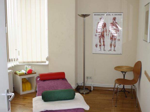 Behandlungsraum mit Therapieliege