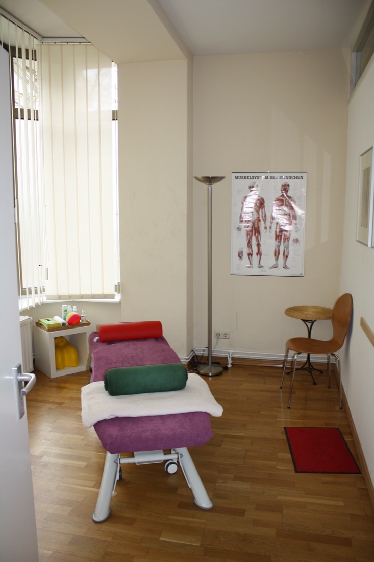 Behandlungsraum mit Therapieliege